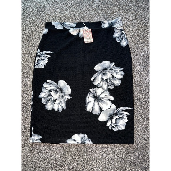 NWT Iris Basic Women's Black‎ with gray/white flowers pencil skirt size 2X - Picture 1 of 6